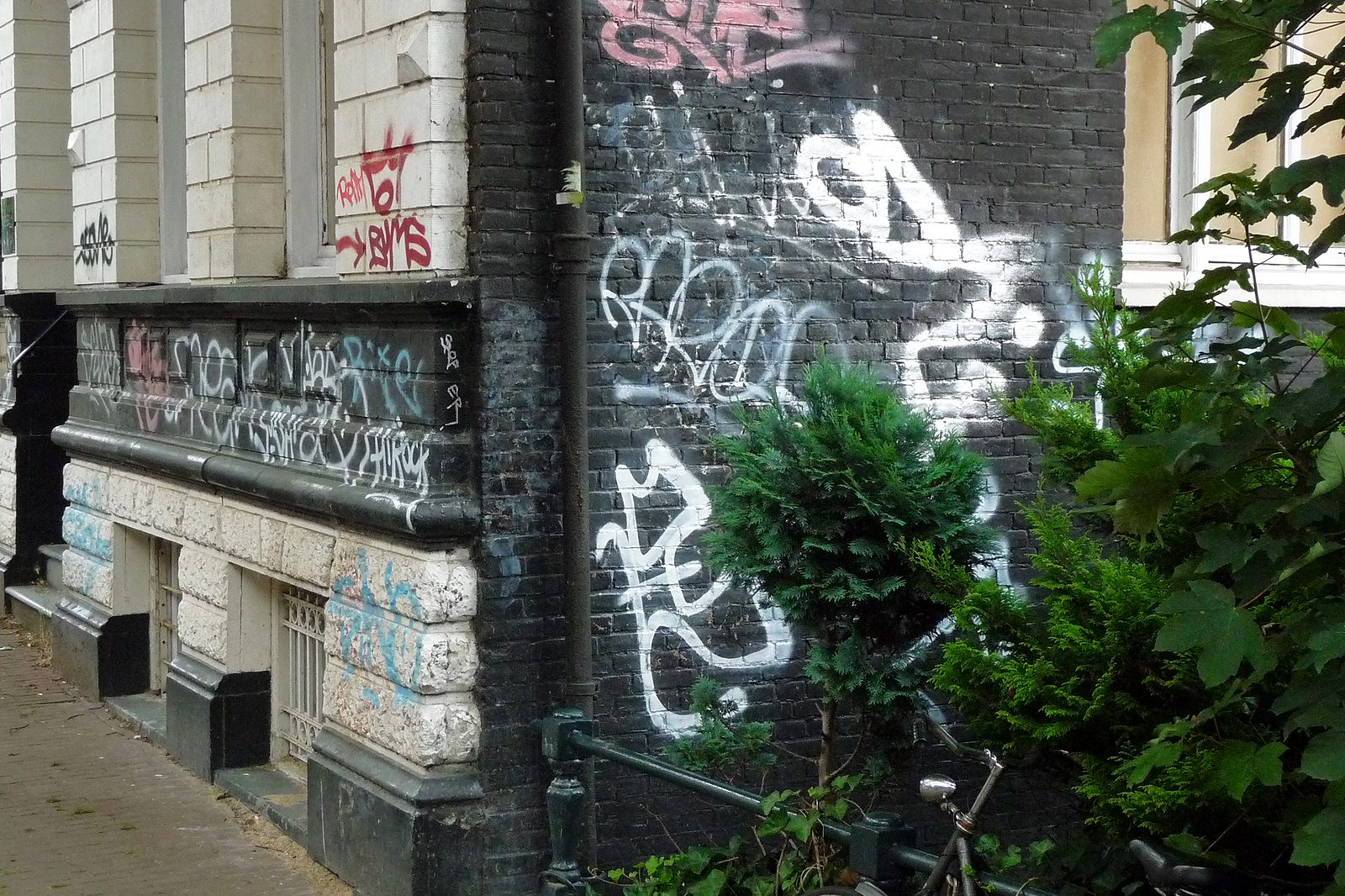 Mit Graffiti besprühte Hauswand