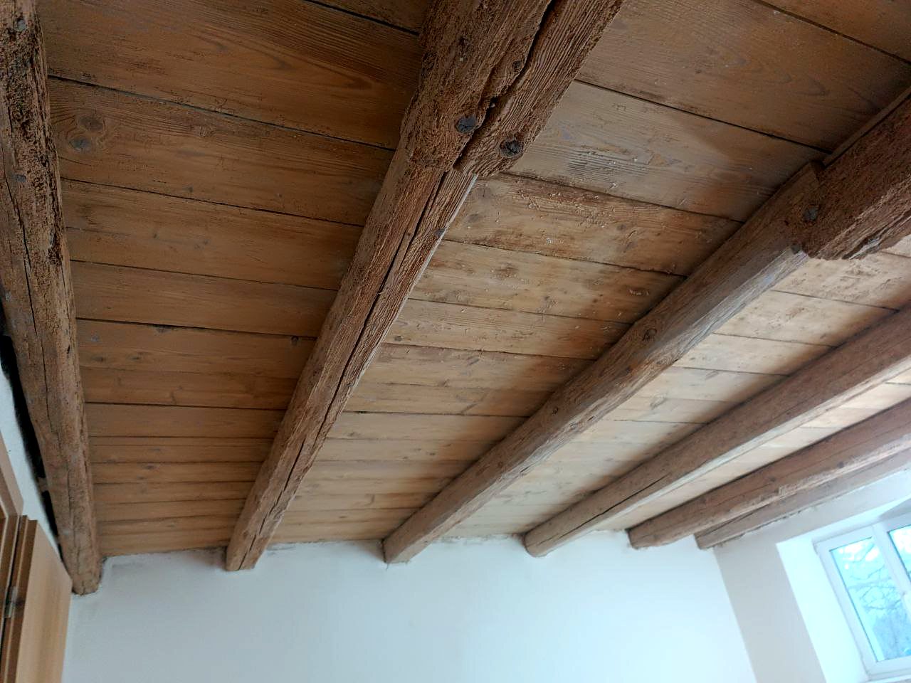Balkendecke nachher – Holz schonend freigelegt