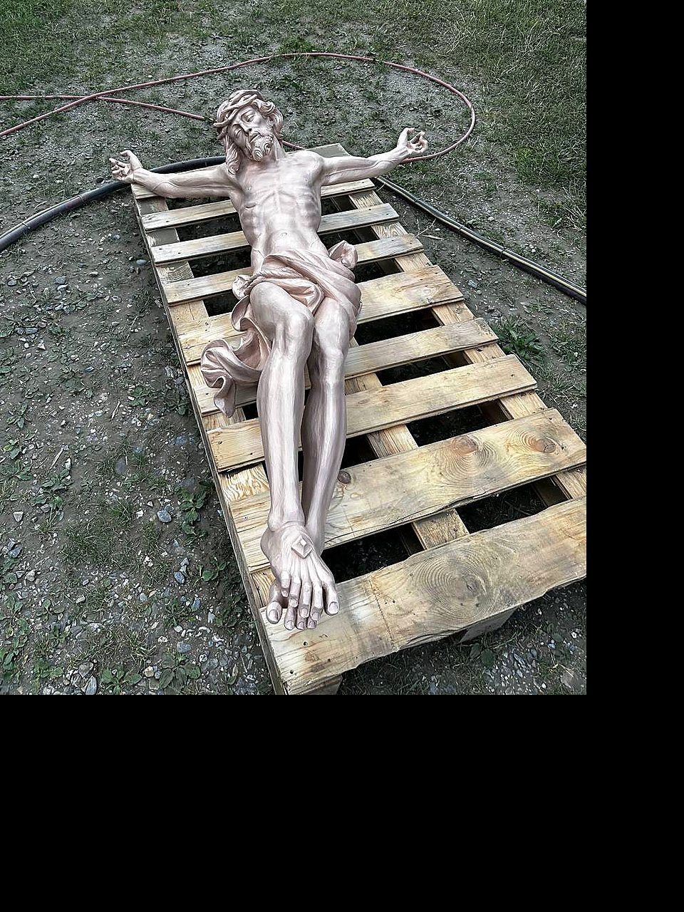 Christusfigur nach dem Entzundern – gleichmäßige Bronzeoberfläche
