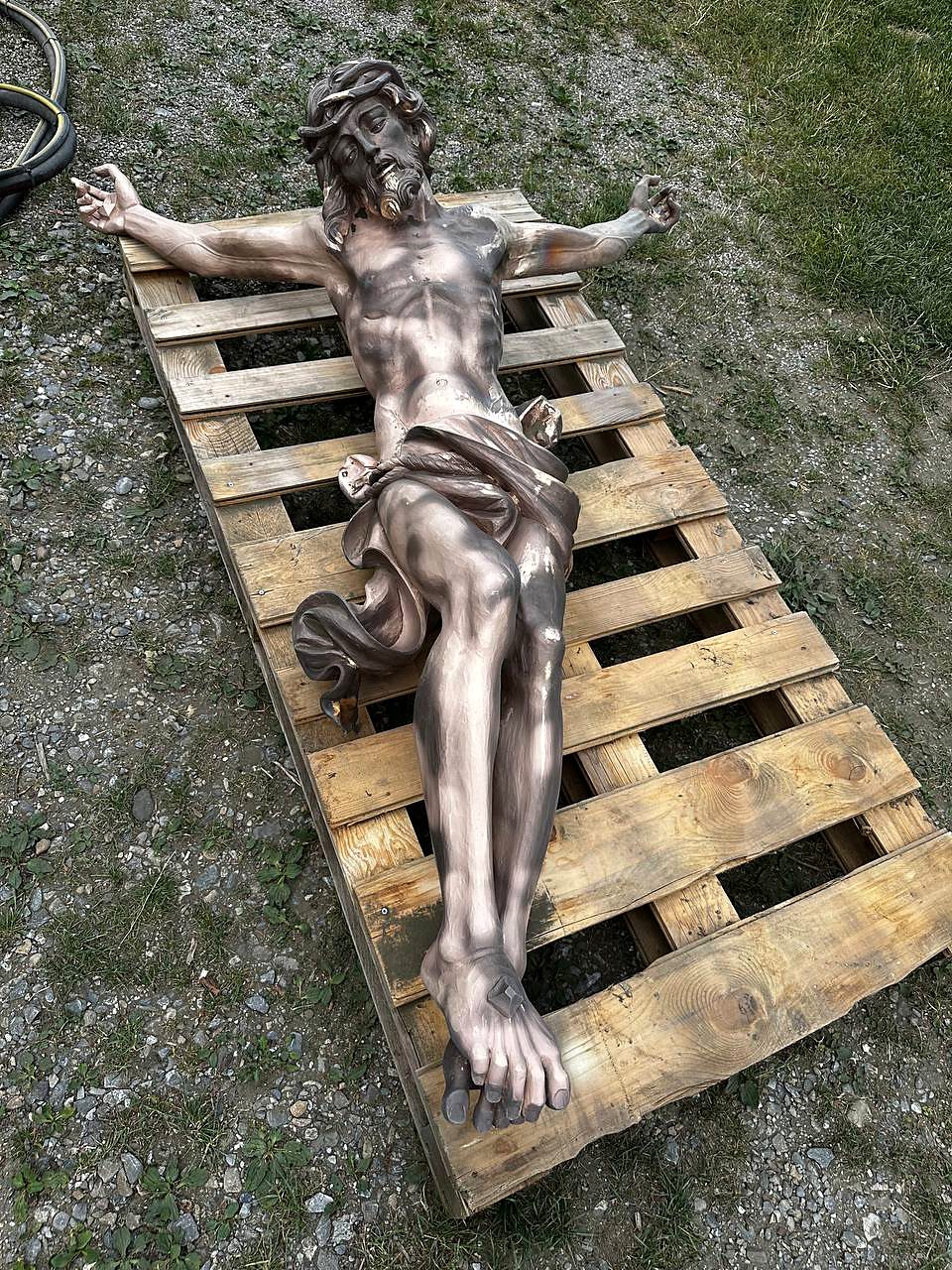 Christusfigur mit dunkler Zunderschicht nach dem Guss