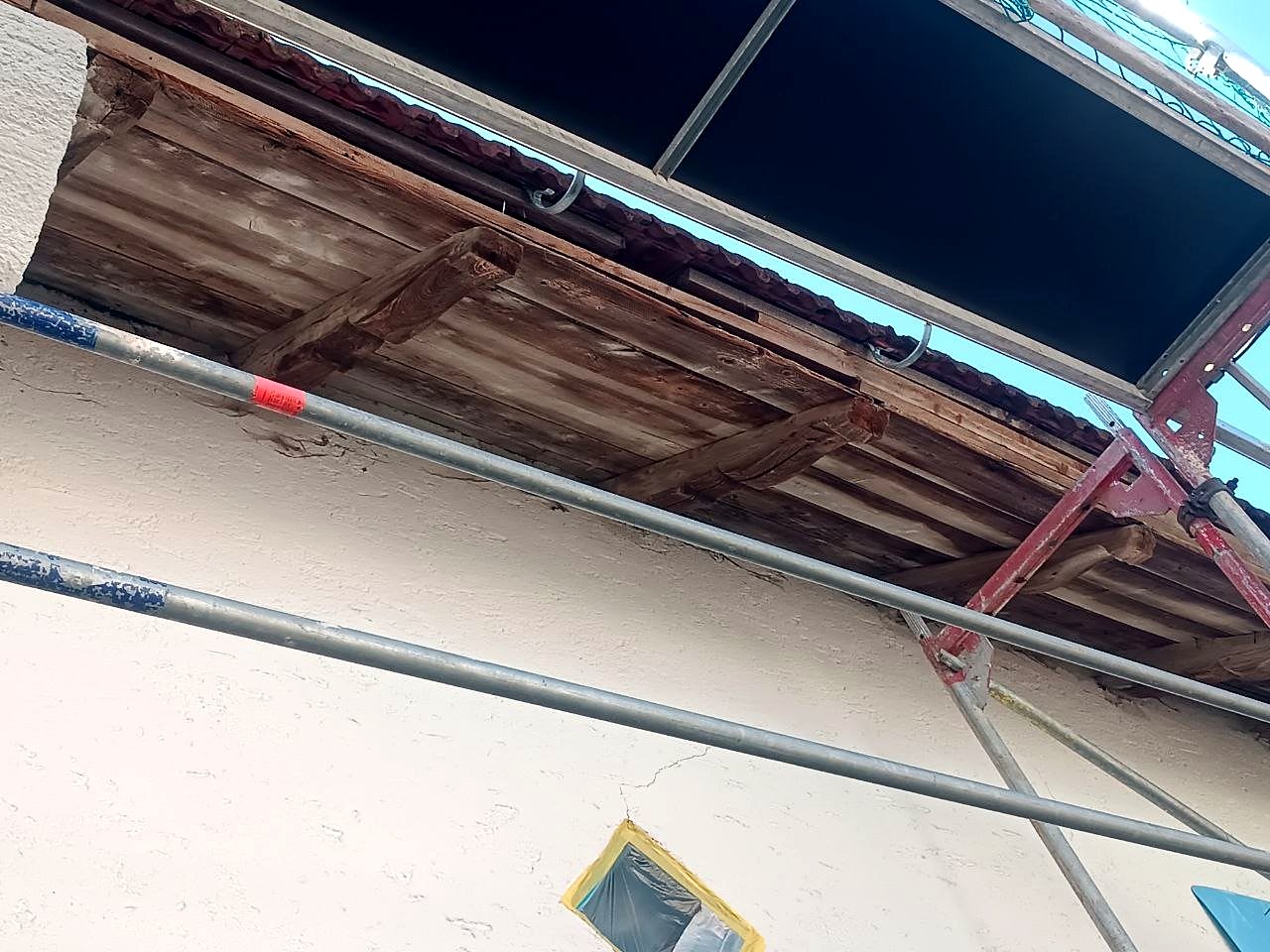 Verwitterte Dachschalung vorher
