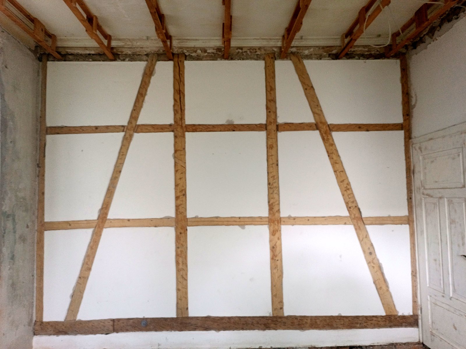 Fachwerkwand mit freigelegten Holzbalken nachher