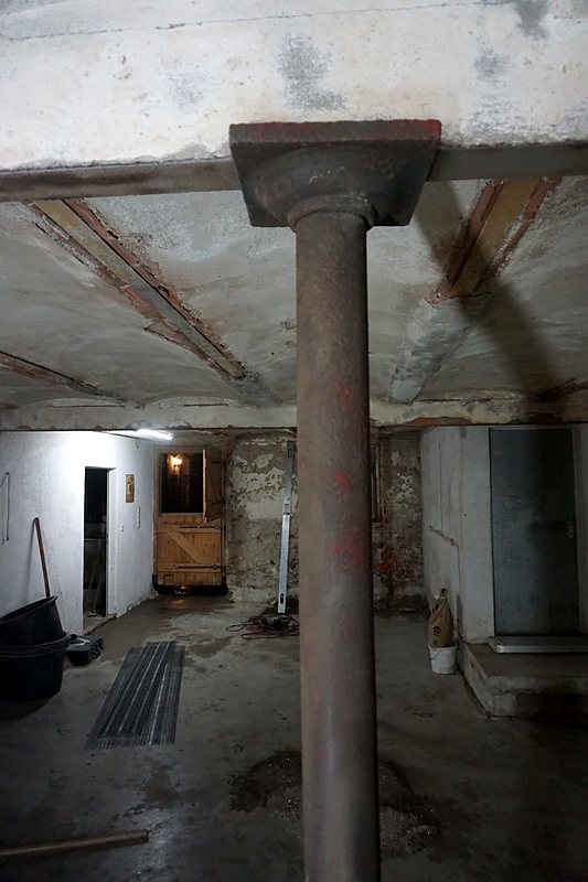 Gewölbekeller nach dem Strahlen – heller Raum mit Gusssäule