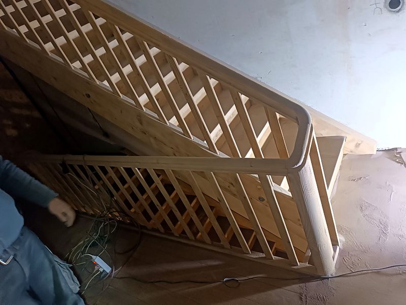 Geländer der Holztreppe – Detail nach dem Strahlen