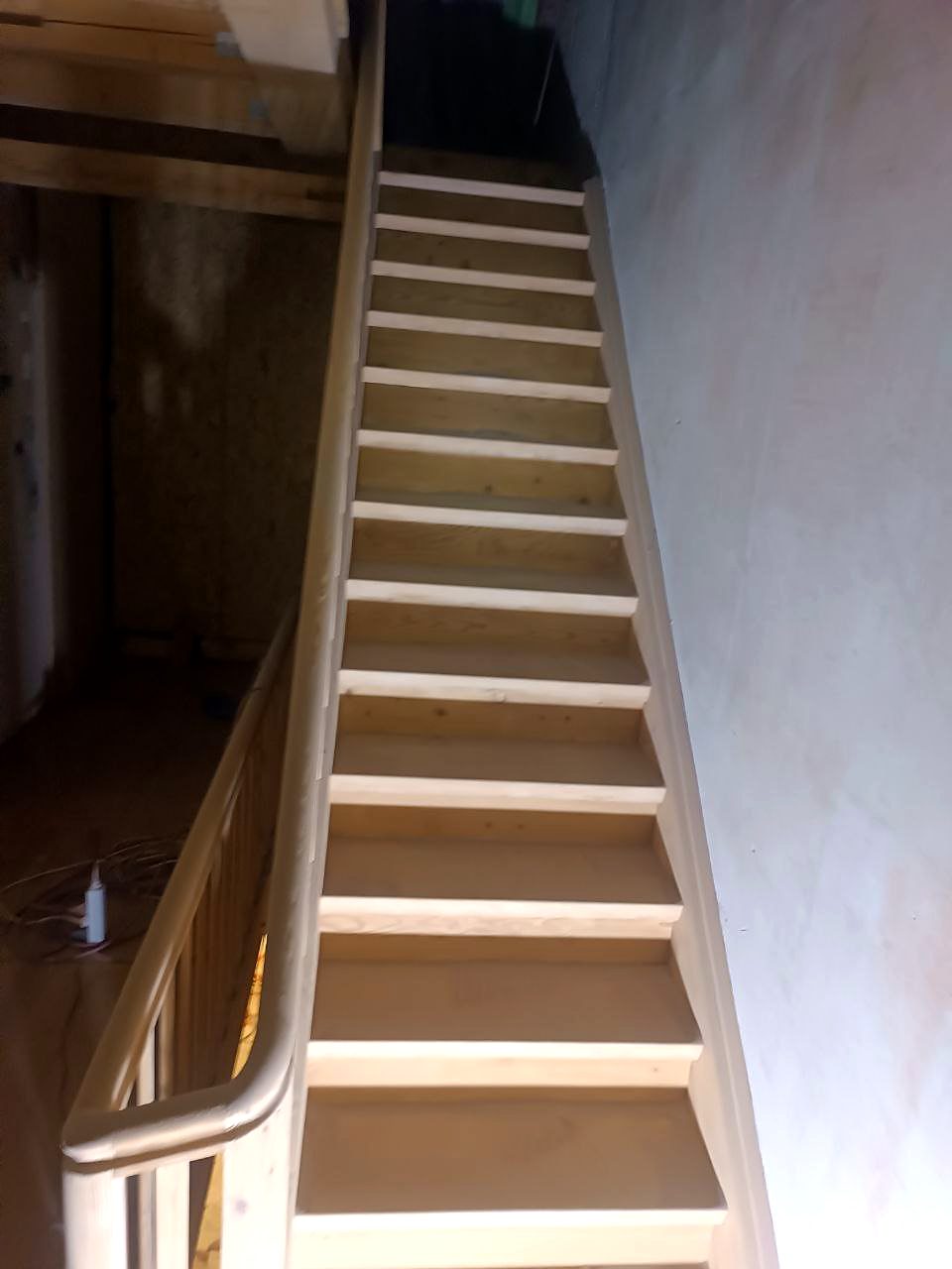Holztreppe nach dem schonenden Sandstrahlen