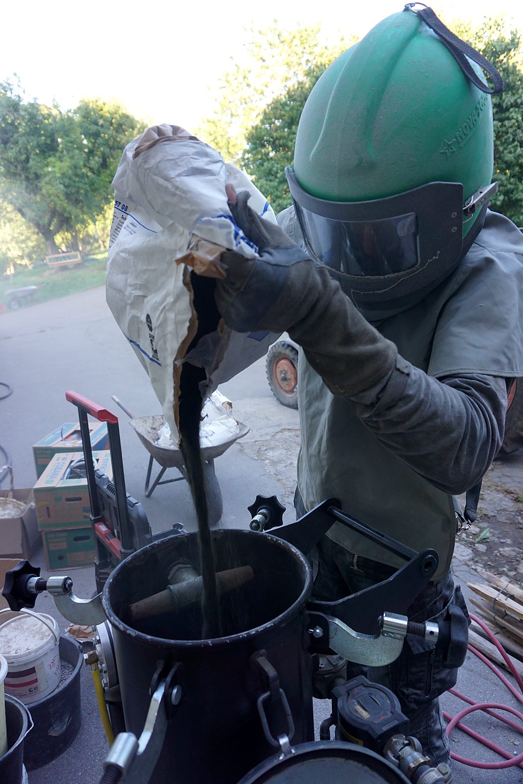 Befüllen des Strahlkessels mit Strahlmittel