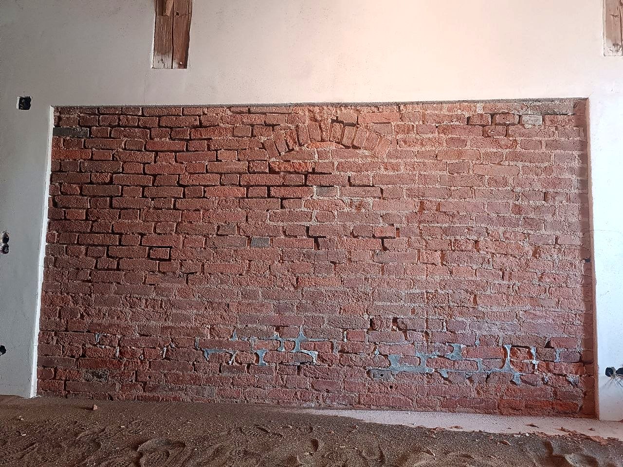 Gereinigte Ziegelwand in kräftigem Rot nachher